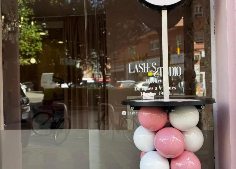 Bisan Mesa Lashes Studio Display 3