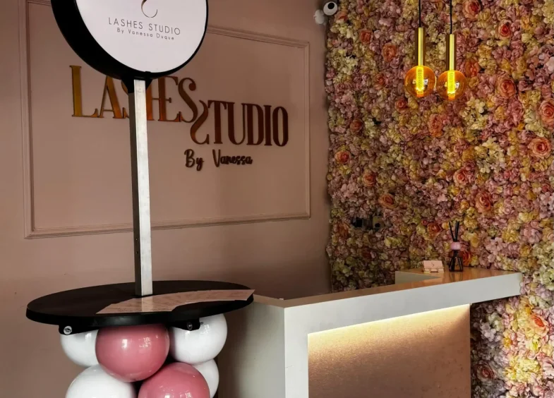Bisan Mesa Lashes Studio Display 2
