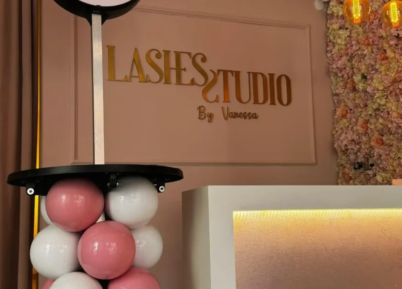 Bisan Mesa Lashes Studio Display 1