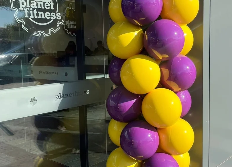 Planet Fitness Bisan Columna Display 5
