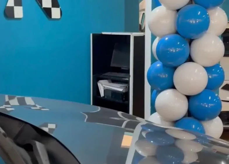 Columna Bisan con Display Trabajo Autos Ruiz Concesionario 2