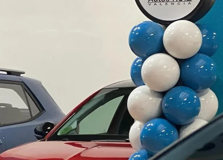 Columna Bisan con Display Trabajo Autos Ruiz Concesionario 3