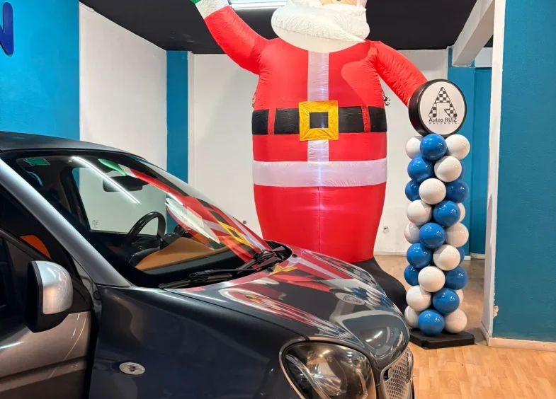 Columna Bisan con Display Trabajo Autos Ruiz Concesionario 5