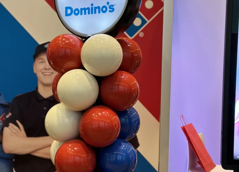 Trabajo Bisan Columna Display Logo Domino's