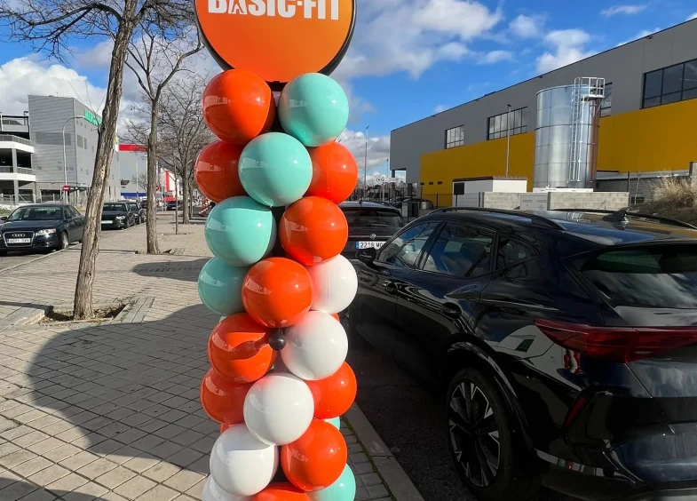 Columna BISAN con display de Basic-Fit