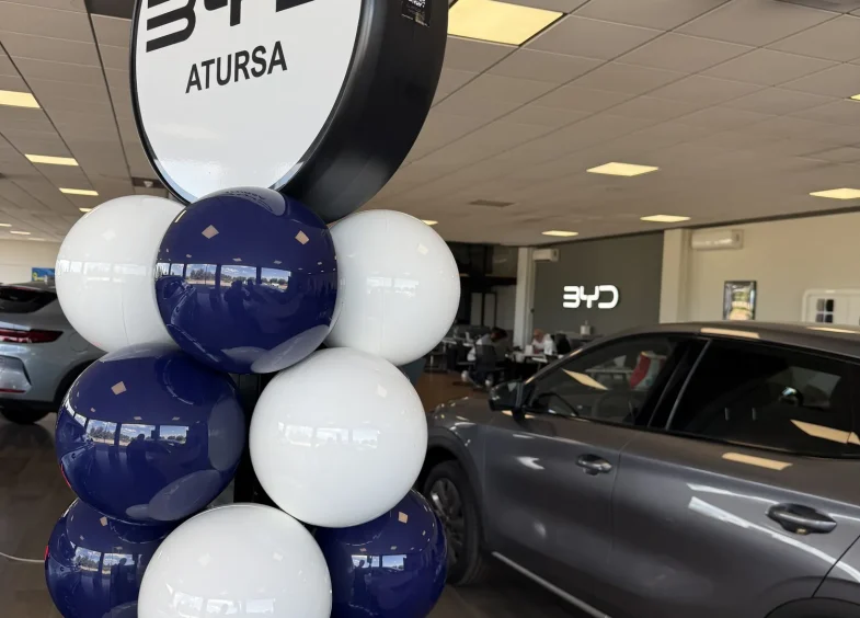 Columnas BISAN azul y blanco con display de BYD Atursa
