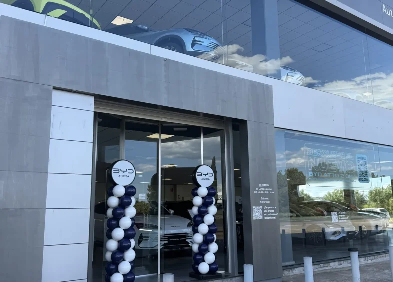 Columnas BISAN azul y blanco con display de BYD Atursa