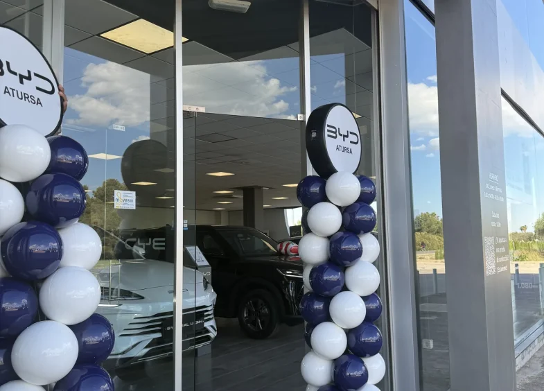 Columnas BISAN azul y blanco con display de BYD Atursa
