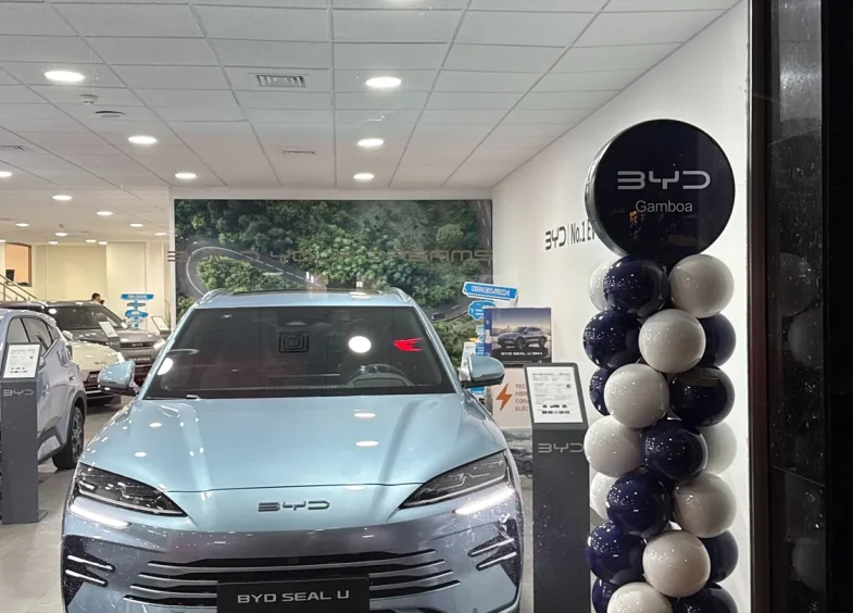 Columnas BISAN azul y blanco con display de BYD Gamboa