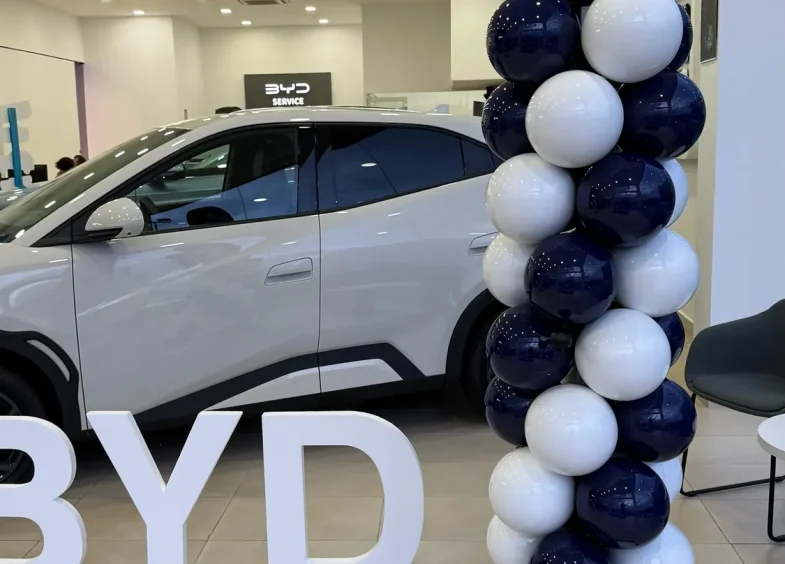 Columnas BISAN azul y blanco con display de BYD Gamboa