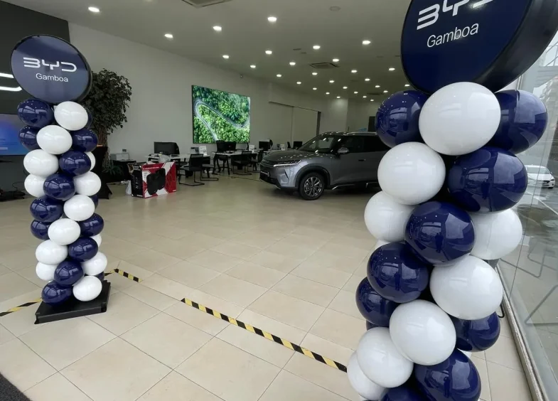 Columnas BISAN azul y blanco con display de BYD Gamboa