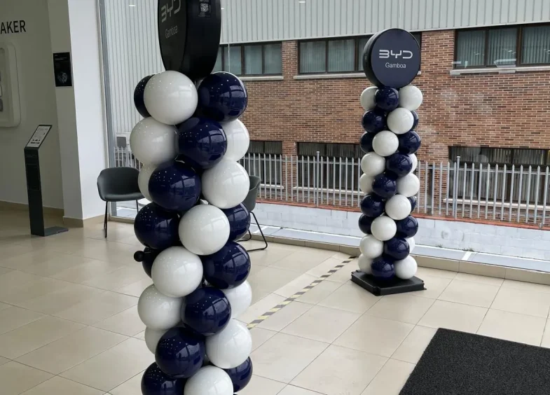 Columnas BISAN azul y blanco con display de BYD Gamboa