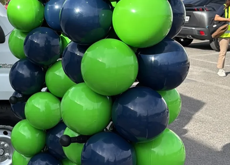 Columna BISAN verde y azul marino con display de Clicars