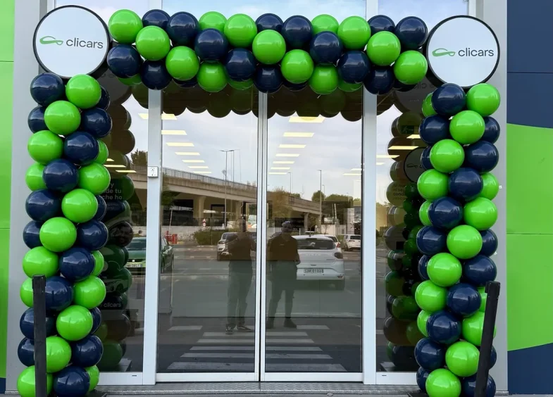 Arco BISAN verde y azul marino con el logo de Clicars en la entrada