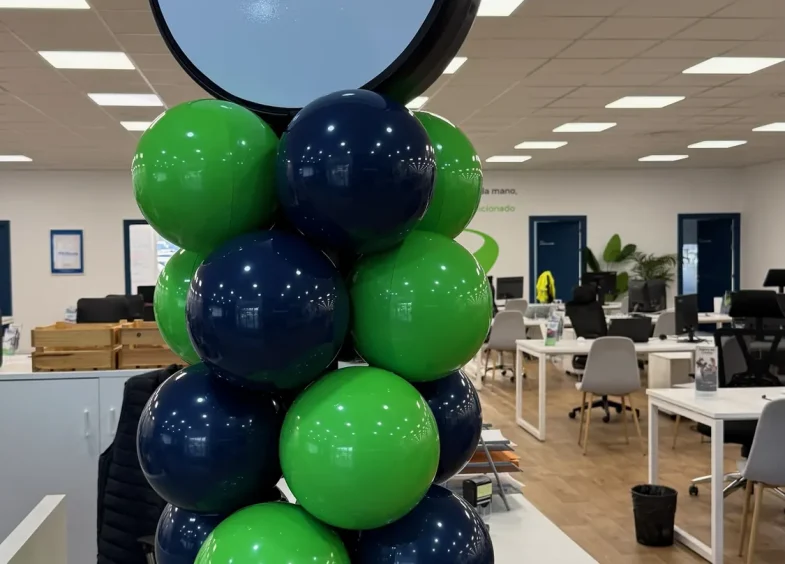 Columna BISAN con display de Clicars en su oficina