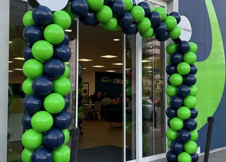 Arco BISAN verde y azul marino con el logo de Clicars en la entrada