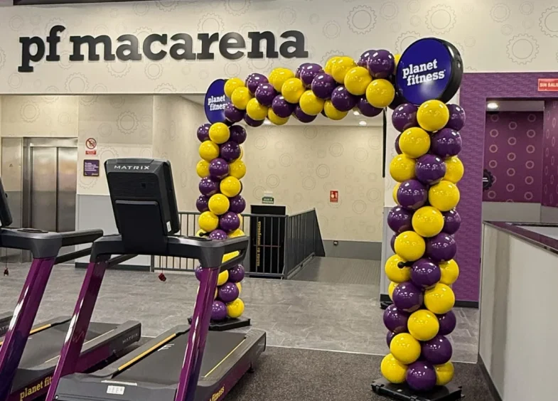 Arco BISAN morado y amarillo en Planet Fitness Macarena