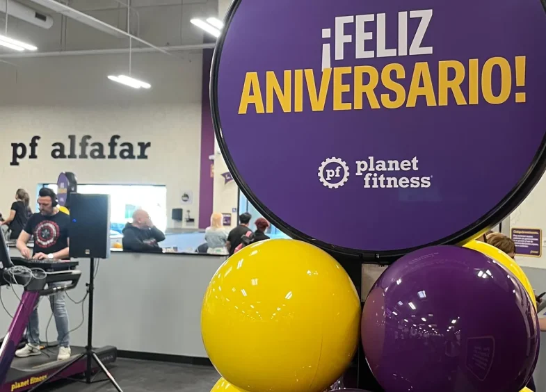 Columna BISAN morada y amarilla en el aniversario de Planet Fitness Alfafar