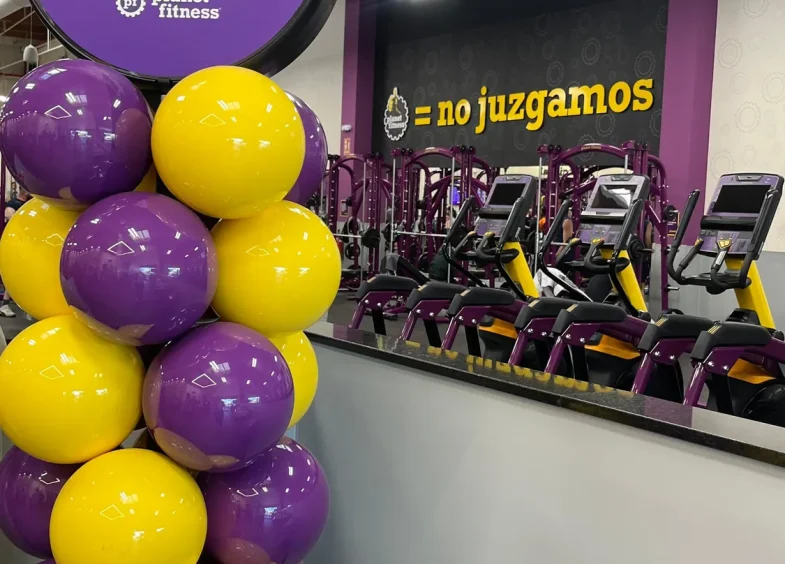 Columna BISAN morada y amarilla en el aniversario de Planet Fitness Alfafar