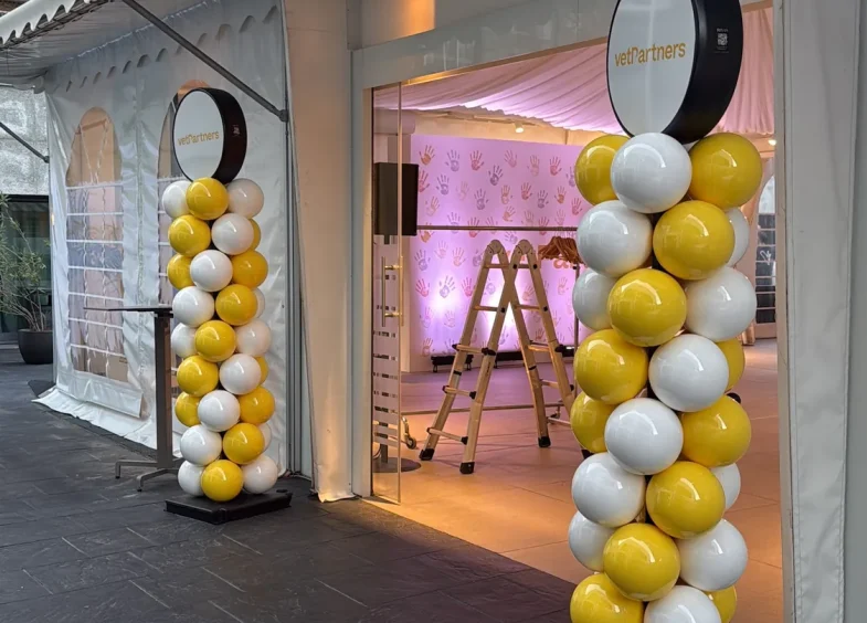 Columnas BISAN amarillas y blancas con display de VetPartners