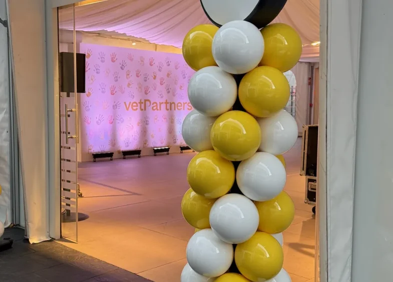 Columnas BISAN amarillas y blancas con display de VetPartners