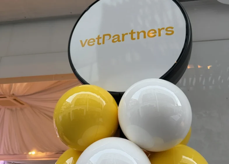 Display de VetPartners sobre columna BISAN amarilla y blanca