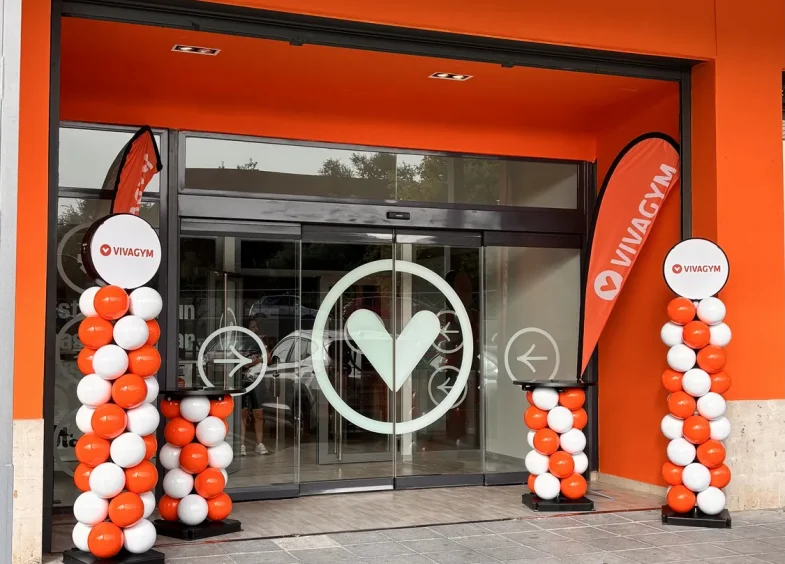 Columnas BISAN naranja y blanco con display de Vivagym