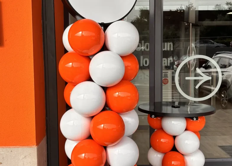 Columnas BISAN naranja y blanco con display de Vivagym
